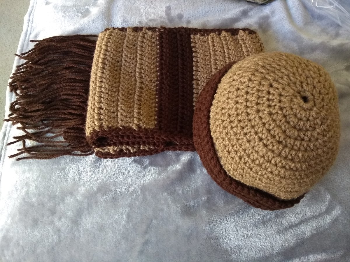 Close up Beanie and Scarf in Brown color block.